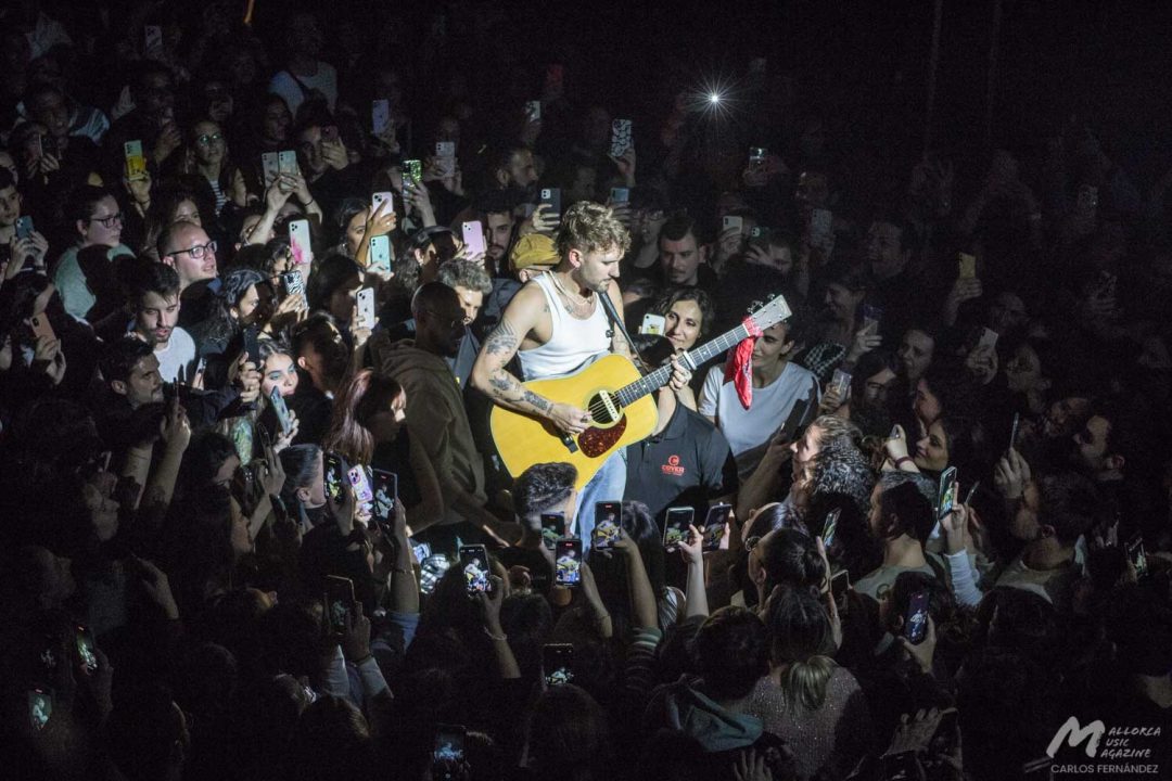 Dani Fernández entre el público Dani Fernández en Es Gremi - Mallorca Music Magazine
