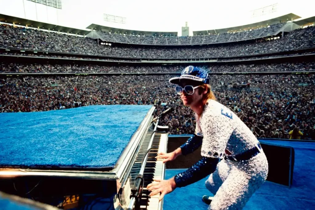 Elton John en el estadio de los Dodgers (Los Ángeles, 1975), por Terry O'Neil Elton John en el estadio de los Dodgers (Los Ángeles, 1975), por Terry O'Neil - Mallorca Music Magazine