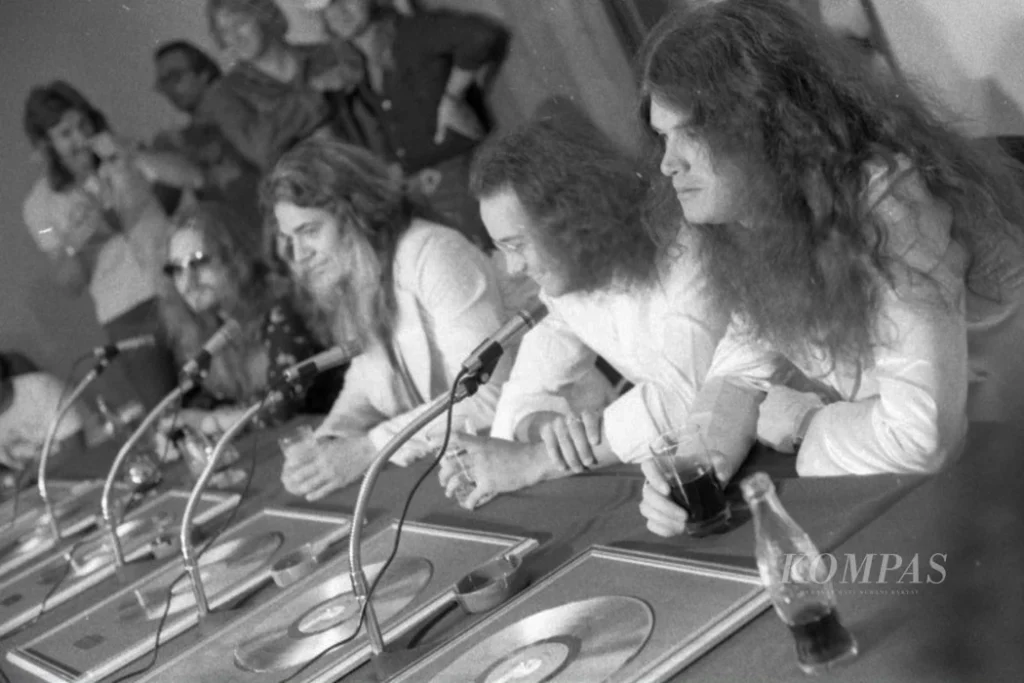 Rueda prensa Deep Purple Yakarta (4 dic. 1975) Foto Kompas - Jimmy S Harianto Rueda prensa Deep Purple Yakarta (4 dic. 1975) Foto Kompas - Jimmy S Harianto - Mallorca Music Magazine