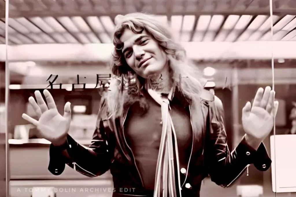 Tommy Bolin en Nagoya. Foto: Fin Costello (8 dic. 1975) Tommy Bolin en Nagoya. Foto: Fin Costello (8 dic. 1975) - Mallorca Music Magazine