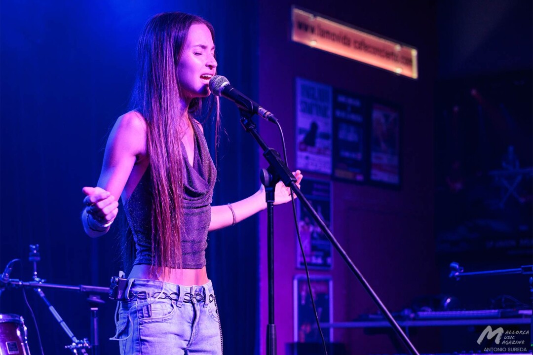 Núria Foreman en la 1ª semifinal Pop Rock de Palma 2025 en La Movida