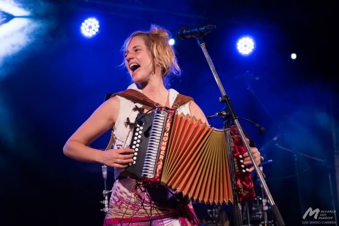 Alidé Sans en La Lluna en Vers - Mallorca Music Magazine