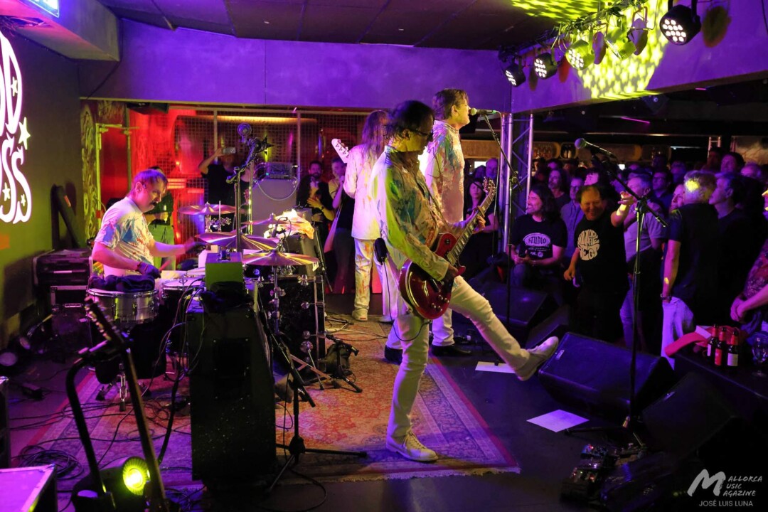 The Most Beautiful Days Redd Kross + Peligro! en Es Gremi · Mallorca Music Magazine