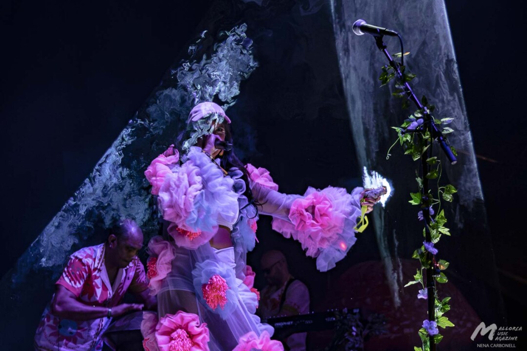 Bomba Estéreo en Calvià (Es Jardí) - Li Saumet - Mallorca Music Magazine