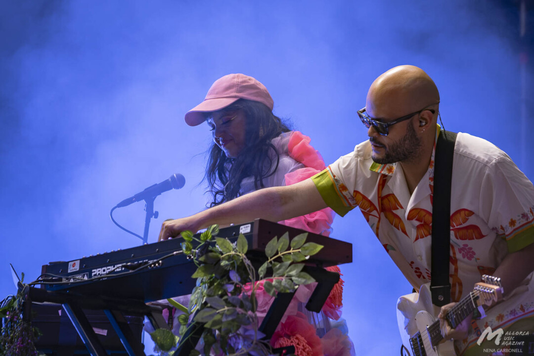 Bomba Estéreo en Calvià (Es Jardí) - Li Saumet y José Castillo - Mallorca Music Magazine