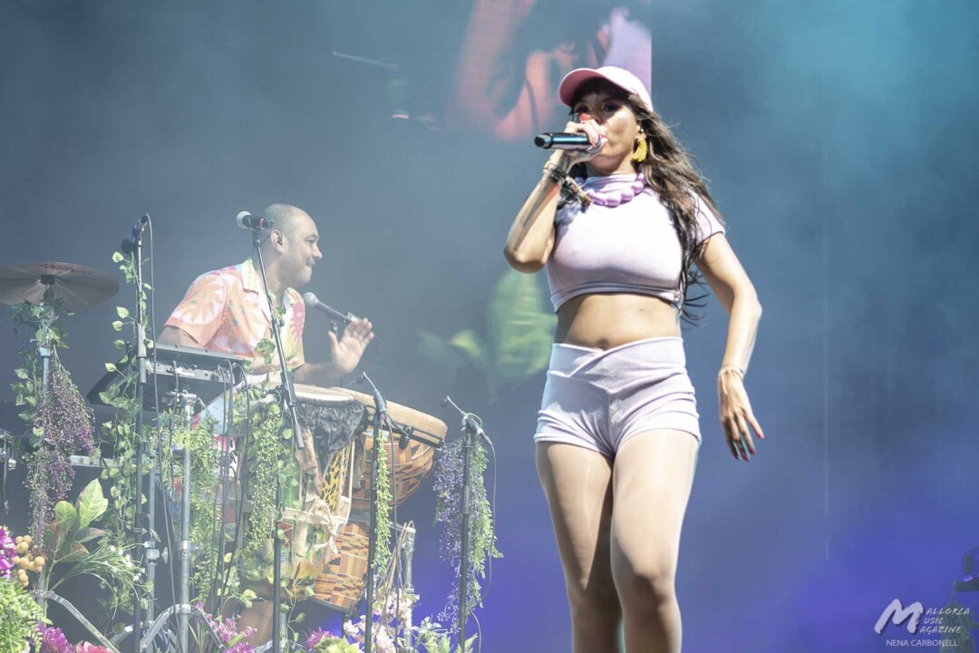 Bomba Estéreo en Calvià (Es Jardí) - Pacho Carnaval y Li Saumet - Mallorca Music Magazine