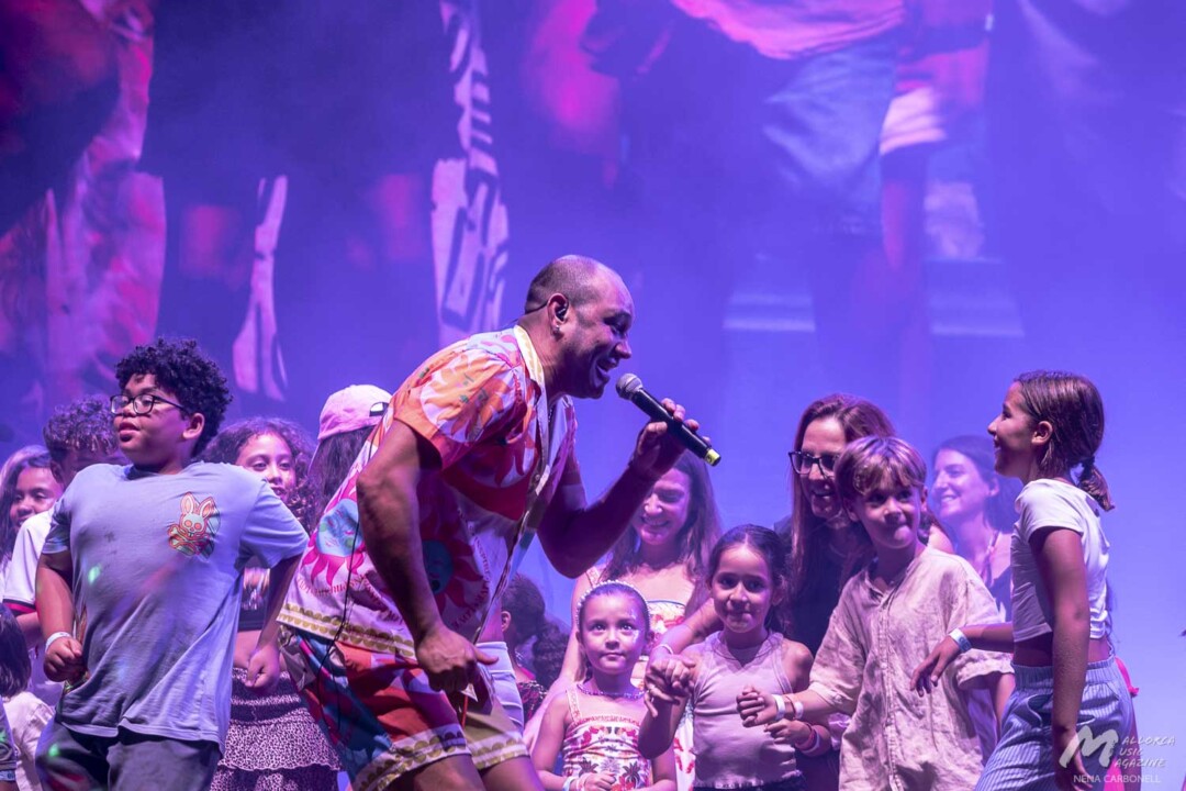 Bomba Estéreo en Calvià (Es Jardí) - Pacho Carnaval y niños - Mallorca Music Magazine