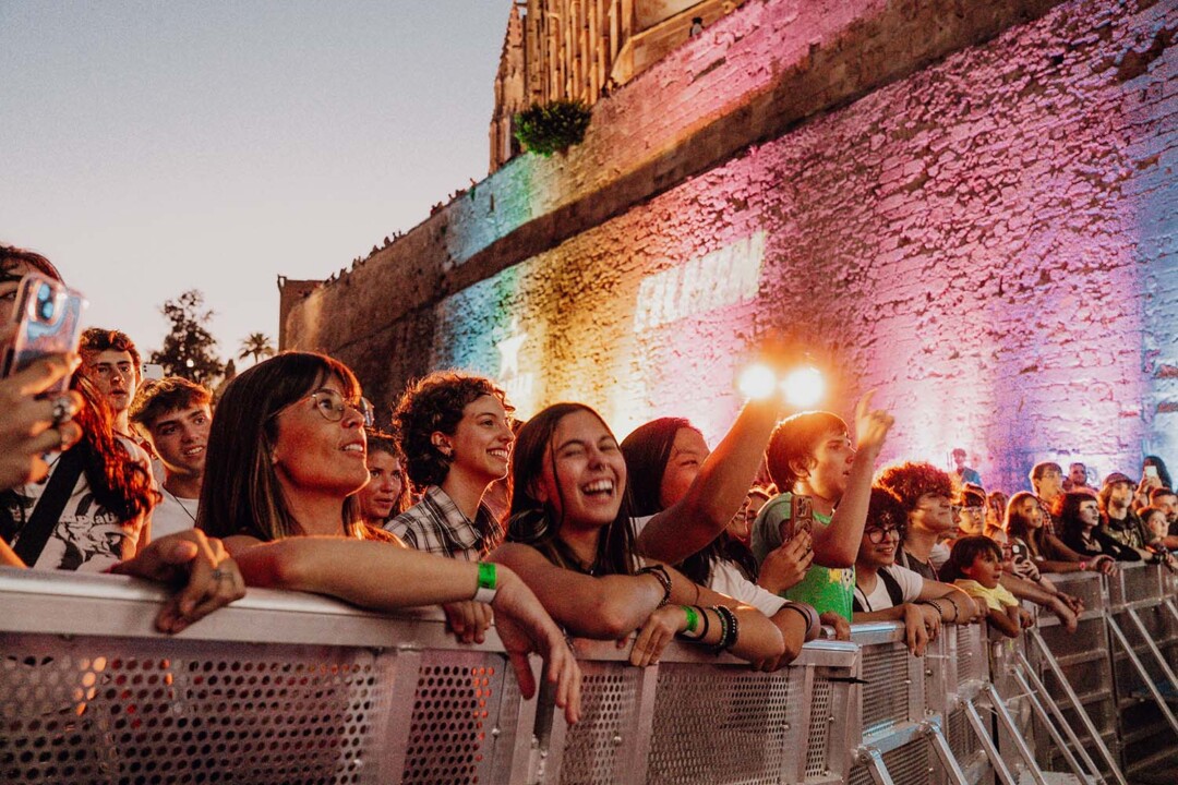 Público en el concierto de Cariño en el Atlàntida Film Fest · Mallorca Music Magazine