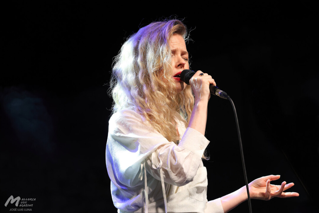 Christina Rosenvinge en Binissalem (La Lluna en Vers) - Mallorca Music Magazine