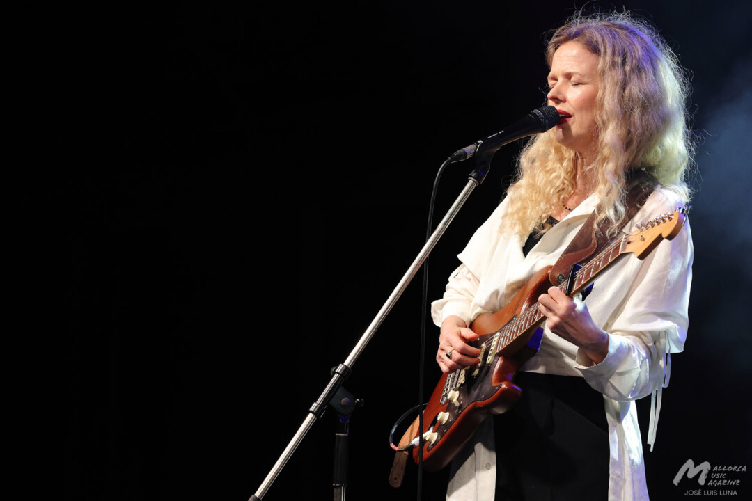 Christina Rosenvinge en Binissalem (La Lluna en Vers) - Mallorca Music Magazine