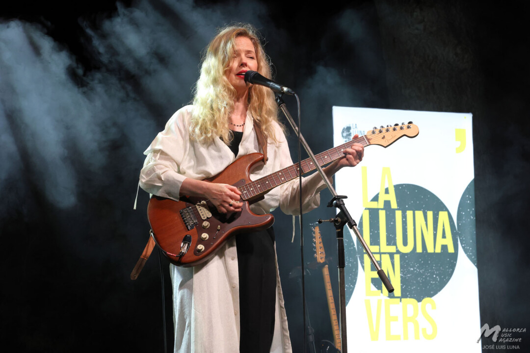 Christina Rosenvinge en Binissalem (La Lluna en Vers) - Mallorca Music Magazine