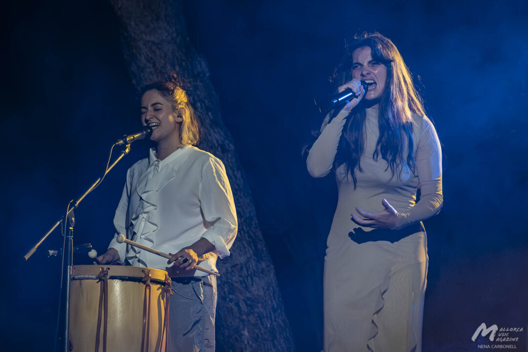 Clara Peya en Binissalem (La Lluna en Vers) - Carmen Aciar y Aina Zanoguera - Mallorca Music Magazine