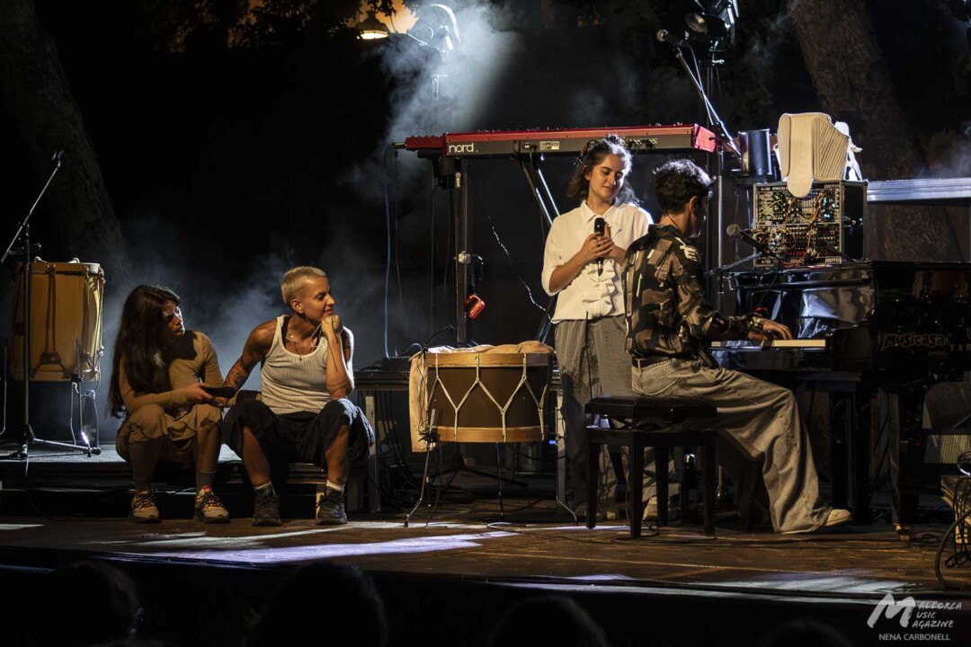 Clara Peya en Binissalem (La Lluna en Vers) - Aina Zanoguera, Clara Peya, Carmen Aciar y Adri González - Mallorca Music Magazine