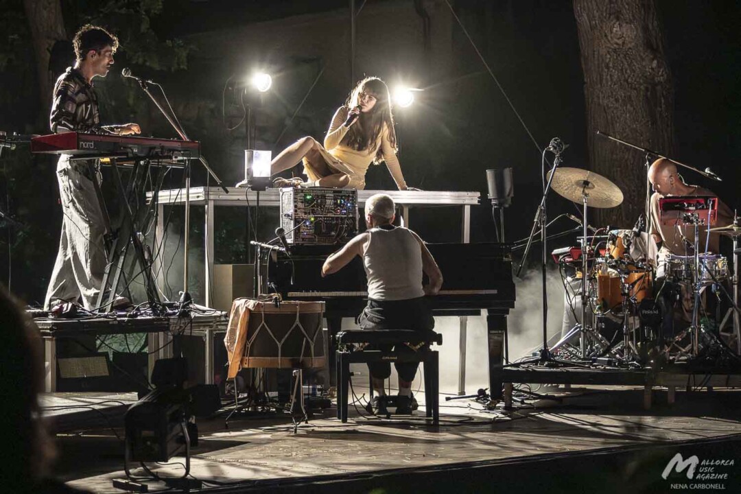 Clara Peya en Binissalem (La Lluna en Vers) - Adri González, Aina Zanoguera, Clara Peya y Dídak Fernández - Mallorca Music Magazine