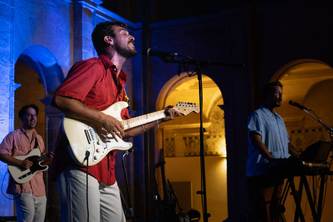 Club del Río en Llucmajor (SonsDeNit) - Joshua Taylor, Esteban de Bergia y Álvaro Ayuso - Mallorca Music Magazine