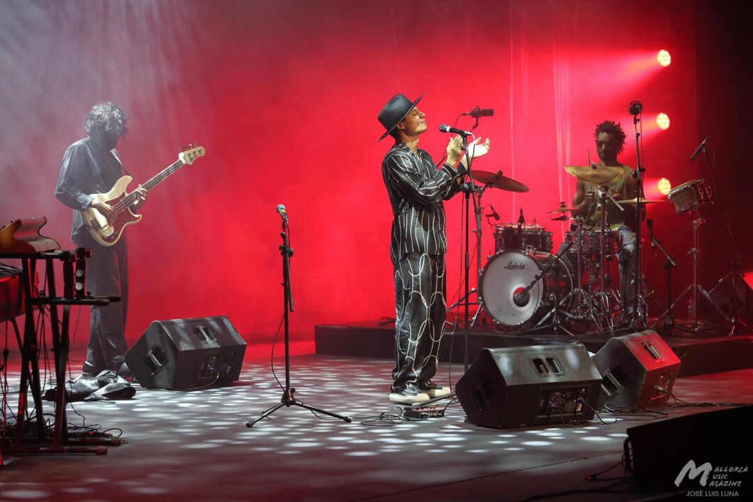 José James en Trui Teatre (Jazz Voyeur Festival 2024) - Yves Fernández, José James y Jharis Yokley - Mallorca Music Magazine