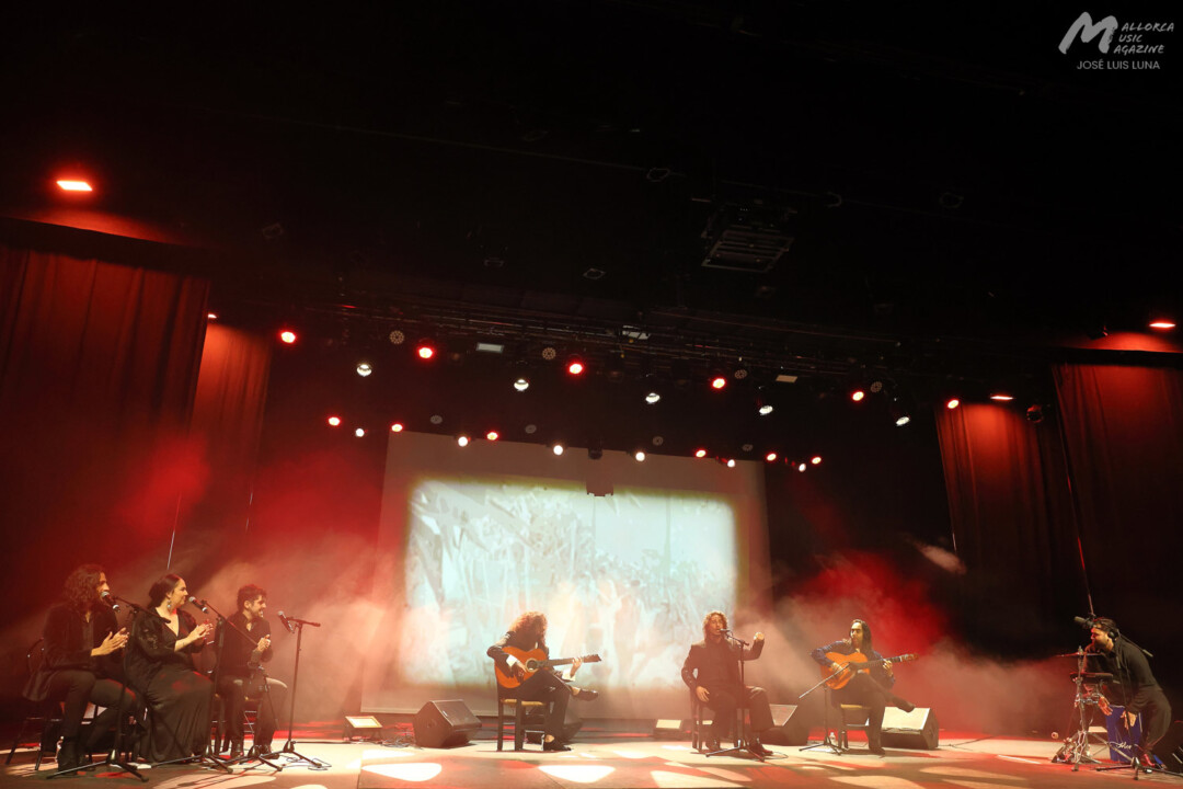 Kiki Morente en Trui Teatre - Antonio Mena, Aroa Palomo, Alberto Sellés, Carlos de Jacoba, Kiki Morente, Joni Jiménez y Johny Cortés - Mallorca Music Magazine