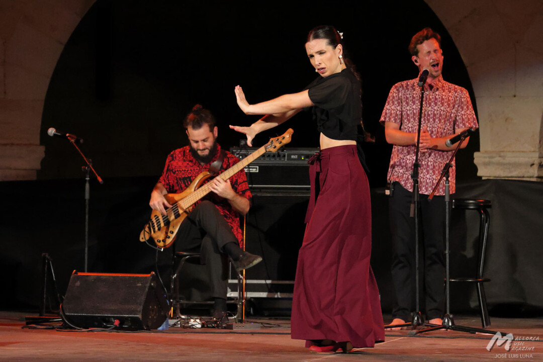 Los Aurora en Bellver (SonsDeNit) - Marina Paje, Javier Garrabella y Pere Martínez - Mallorca Music Magazine