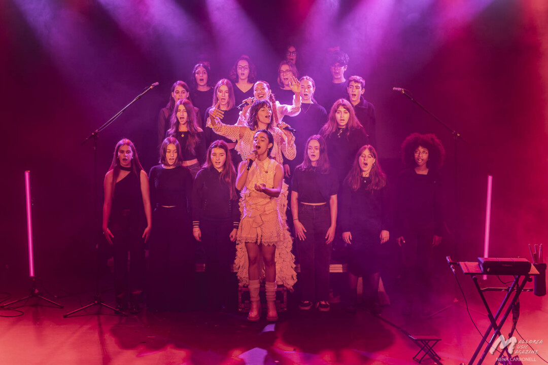 Marala en Es Gremi - Con la coral Vint & Sing - Mallorca Music Magazine