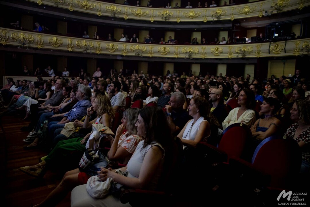 Russian Red Teatre Principal - Público - Mallorca Music Magazine