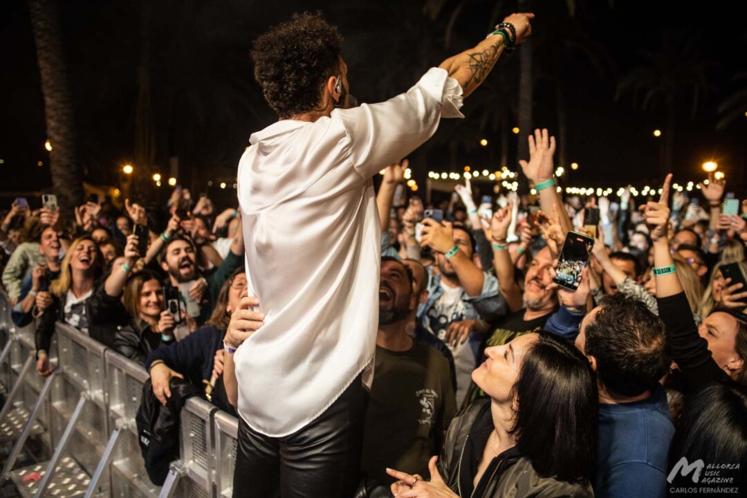 Shinova en el Palma OnSeason - Gabriel de la Rosa frente al público - Mallorca Music Magazine